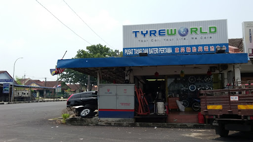 Pusat Tayar Dan Bateri Pertama