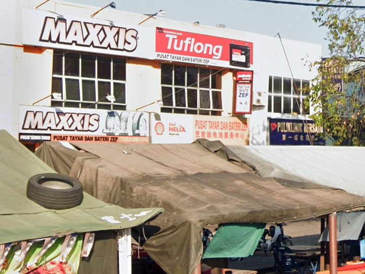 Pusat Tayar Dan Bateri Pertama 1 pusat tayar dan bateri pertama